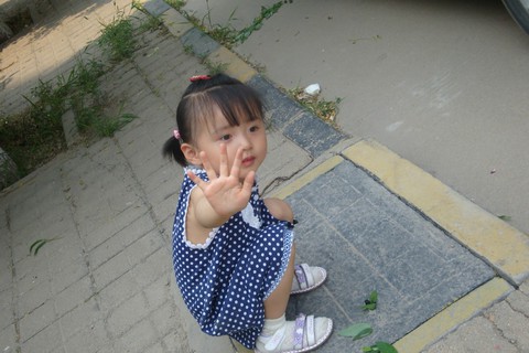 两岁半宝宝，波点连衣裙