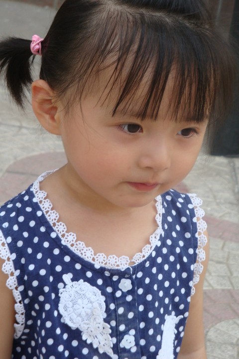 两岁半宝宝，波点连衣裙