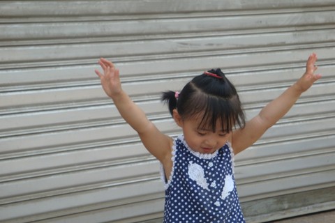 两岁半宝宝，波点连衣裙