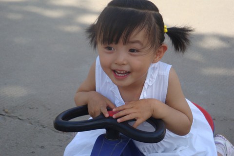 白色连衣裙---两岁半宝贝