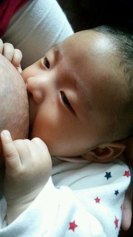 各位宝妈你们的宝宝吃奶时都是什么表情?发张图看看我