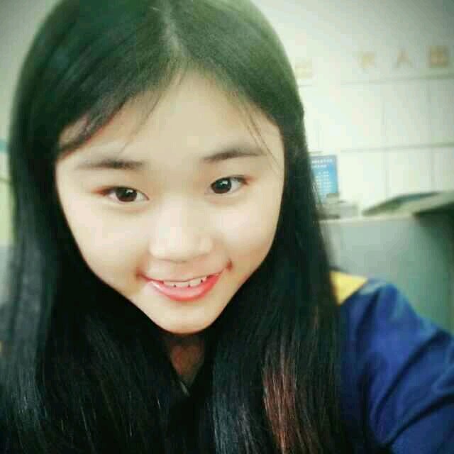 她微信的头像 不过好像不是她本人 前年看她照片完全不是这个样子 丑