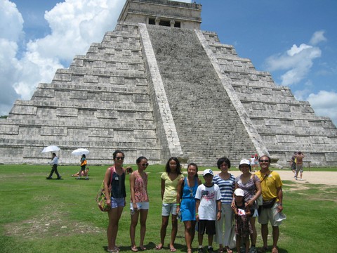 与玛雅人的后代留影.