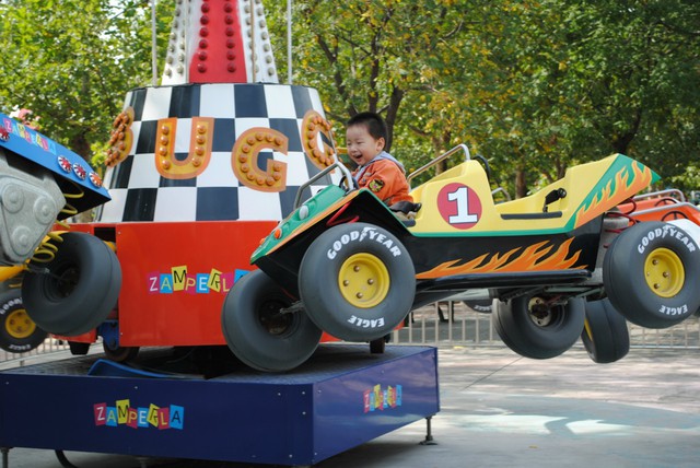 &nbsp;&nbsp; &nbsp; &nbsp; &nbsp;弹跳车,本来还怕豆豆不敢自己坐