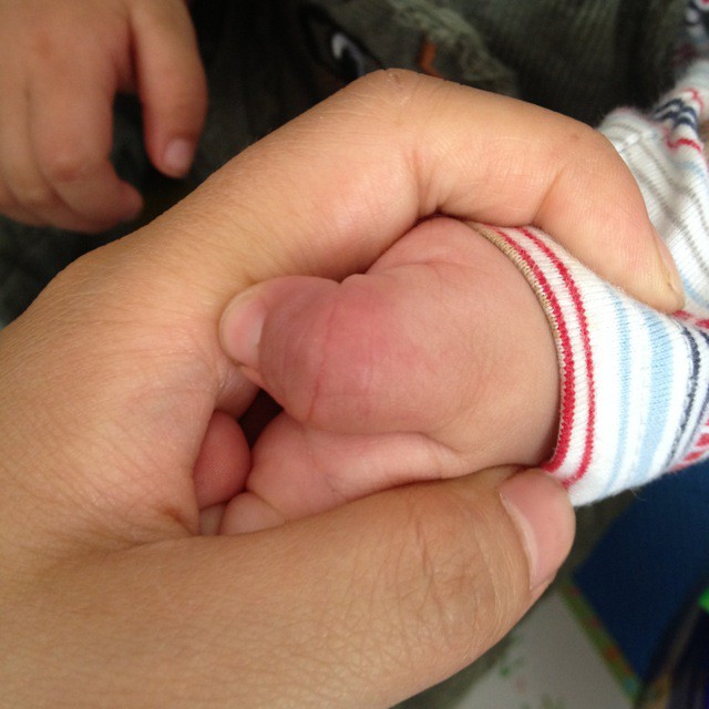 昨天有点肿今天肿消退但是呈现小疙瘩