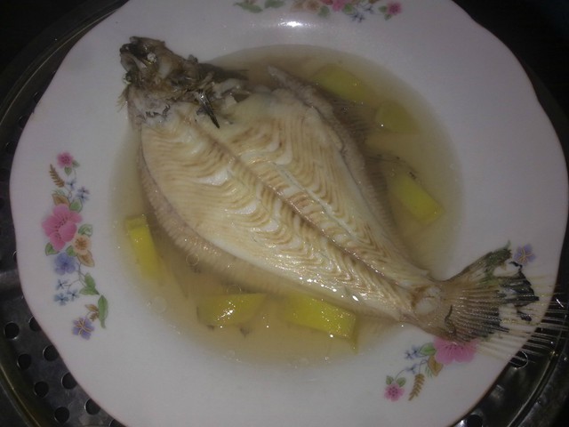 高眼鱼胡萝卜小米粥与蛋黄