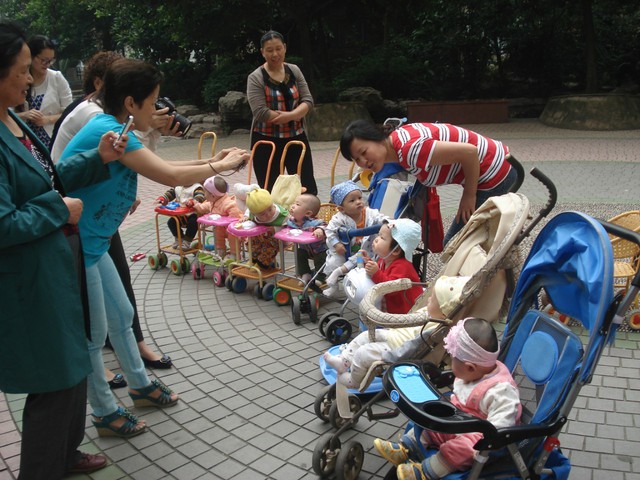 小区龙蛇宝宝的第一个儿童节大合影