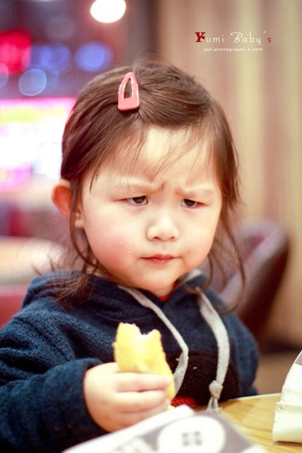 带小吃货去吃东西_小丫头遇到吃的就好happy_宝宝树