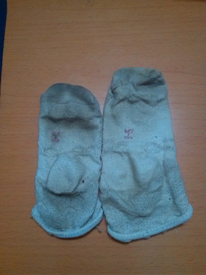 找来宝宝一天穿过的袜子,看看这脏兮兮的袜子