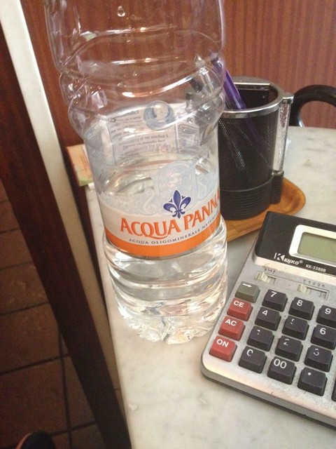 今天送了检查单子给医生看,让我每天最少2-3升水.