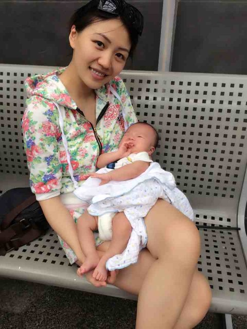 今天满月了,各位宝妈们你们都穿的什么衣服出门啊(秀一下吧,谢谢)