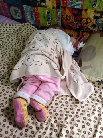 我又来晒宝宝啦,自己开门想出去,有什么办法呢?