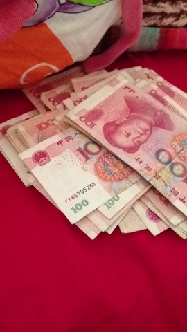 这是今早在超市门口捡到的钱