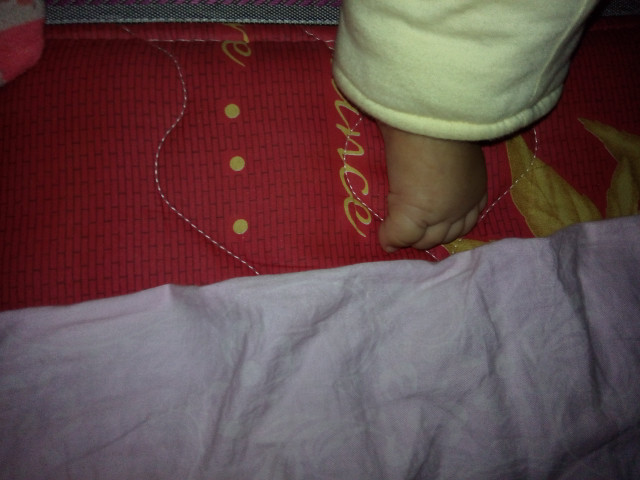 宝宝抚站着时脚趾头向下勾着,大家宝宝这样吗