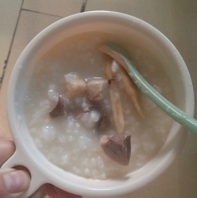 宝宝今天吃鸡肾黄芪茯苓粥2015-03-29