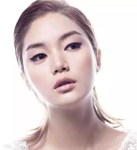 眼尾上扬的"黑翼眼线"