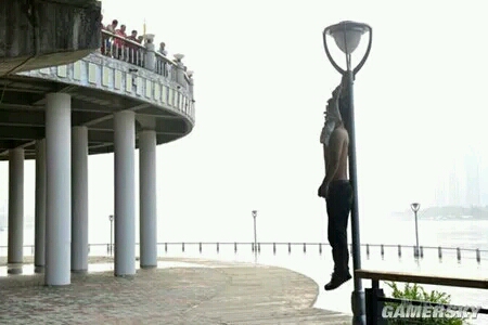 男性上吊自杀会勃起 因为快速的充血.没见过,谁去试试