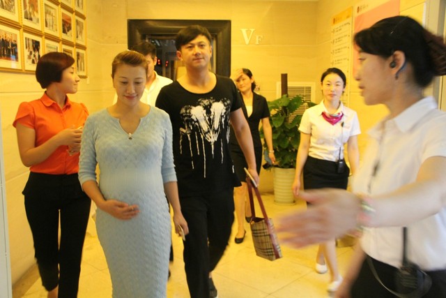 你还记得《超级大赢家》主持人李黎吗?她竟然也在丹凤朝阳做产检