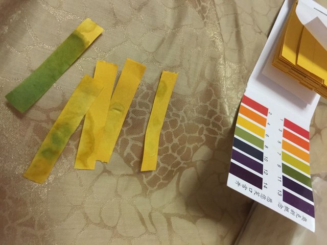 嗯试纸来了后正好遇到小水流 测了是绿的 着急的又去了医院