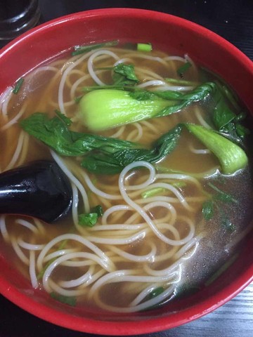 我每天只想吃草莓跟车厘子,米饭吃不下,偶尔吃碗面要加半碗醋,然后只