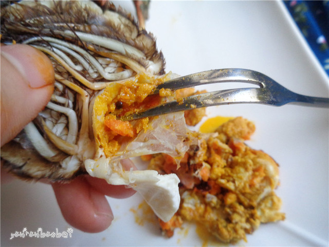 这是蟹肚脐,掰开蟹脐