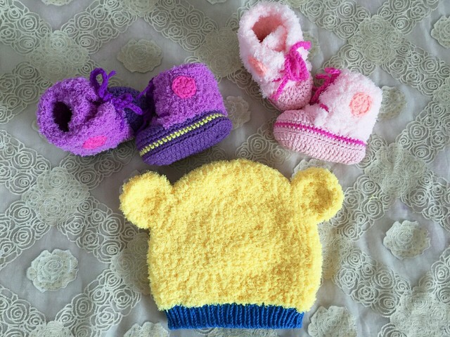 纯手工牛奶棉编织的宝宝帽子和宝宝鞋子.喜欢的宝妈定制哦
