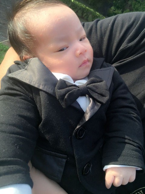 这是我家二儿子,像爸爸,所以颜值问题你可以认同,像爸爸也不会丑啦!