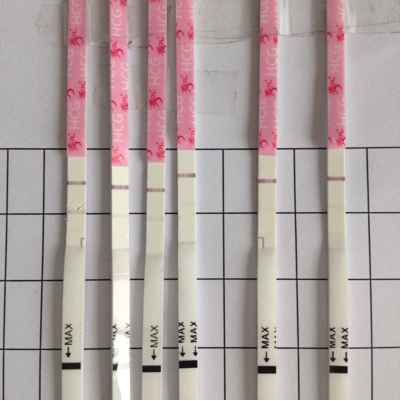 我打绒促12天了,早早孕试纸还能测出来来,比十天时测的还明显,是没有