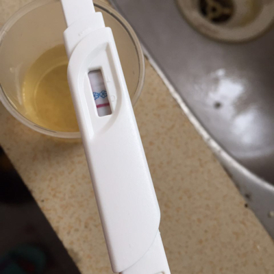 绒毛膜促性腺激素检测棒测试一深一浅,为什麼今天早上拿早早孕肚试纸