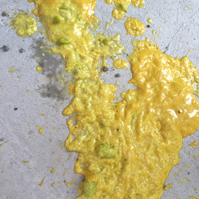 四个半月全母乳宝宝,最近吃了益生菌和ad,金黄色的便便中有一坨一坨